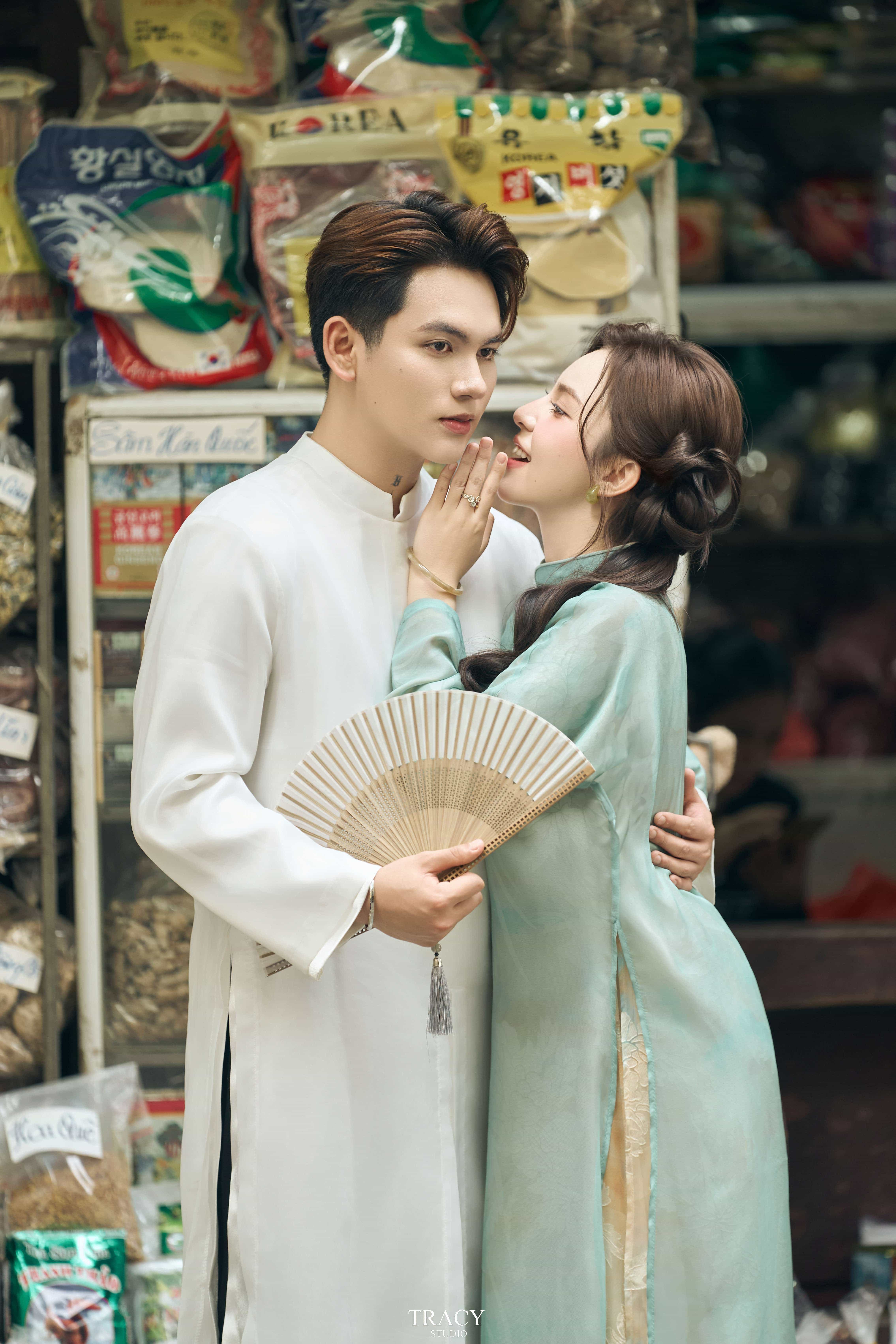 frontend/img/gallery/anh-tet-yem-ao-dai/tracy-studio-chup-concept-ao-dai-couple (1).jpg